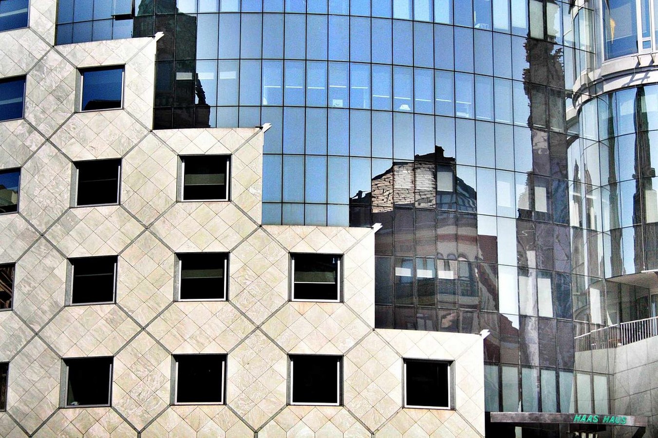 The Haas Haus by Hans Hollein: Contrasting with the adjacent - Sheet5