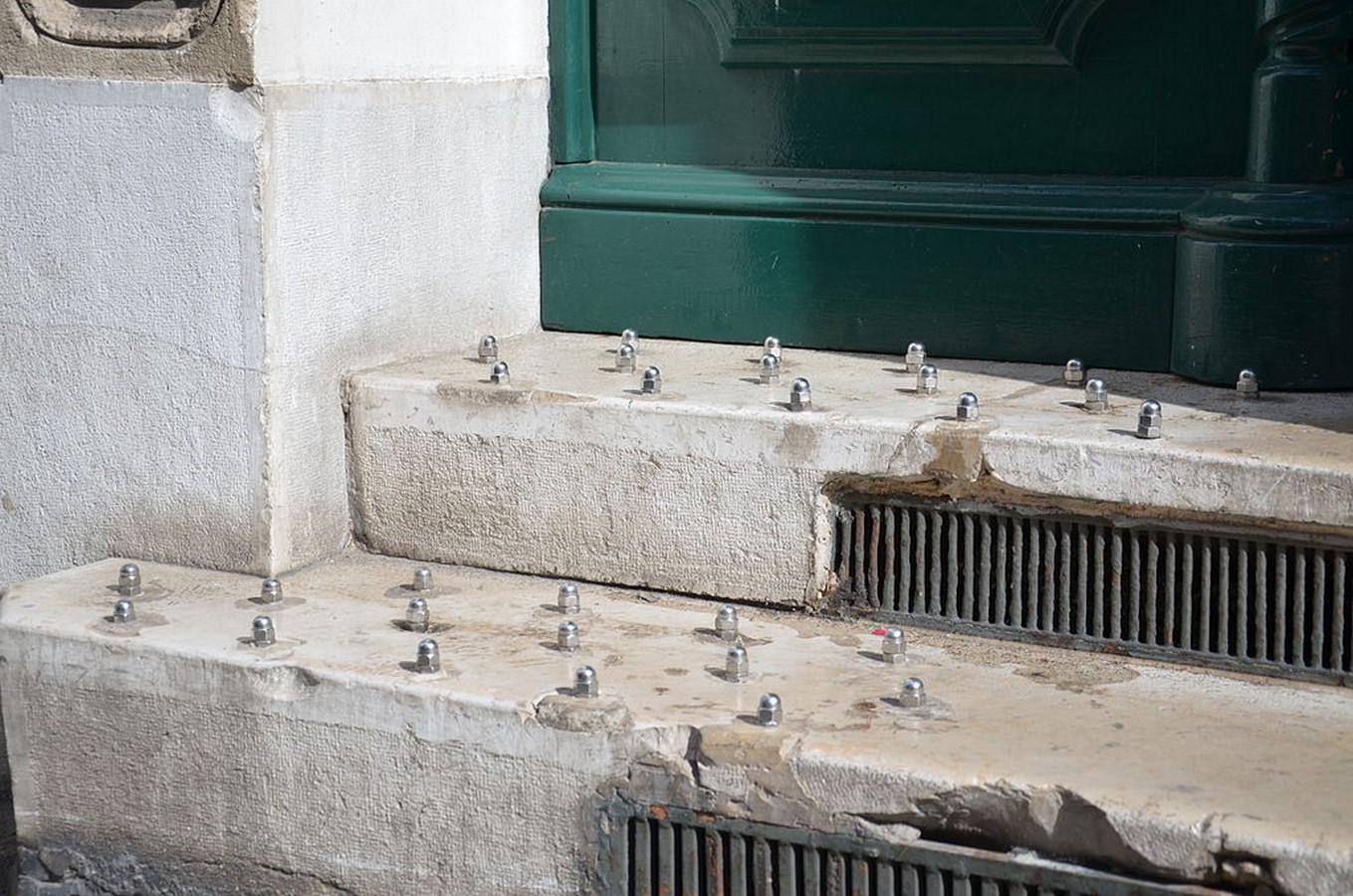 Hostile Architecture - Obstructed spaces in France- Sheet1
