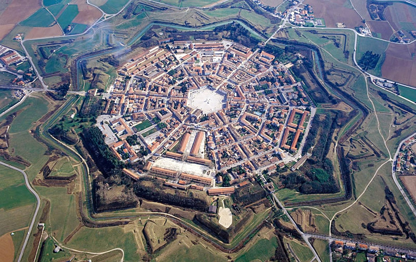 Characteristics of Utopian architecture - Sheet2