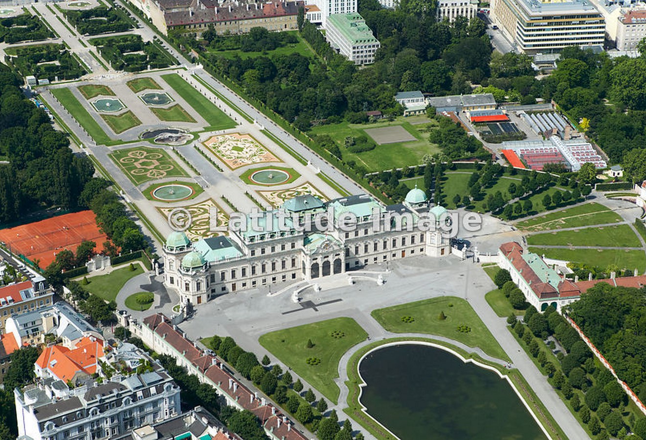 Architectural elements that depicted royalty in palaces and castles of Europe- Sheet2