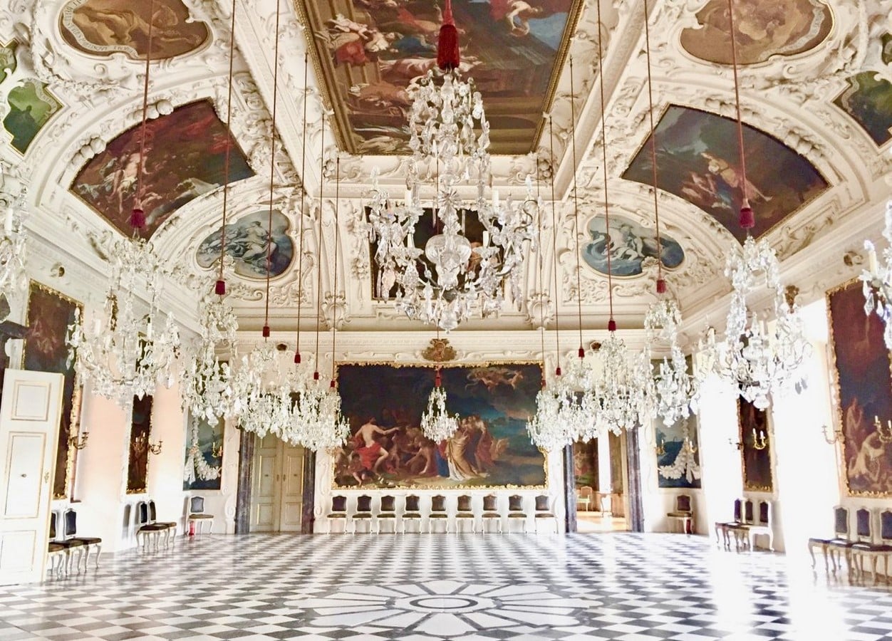Architectural elements that depicted royalty in palaces and castles of Europe- Sheet4