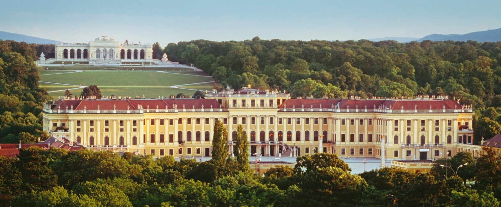 Architectural elements that depicted royalty in palaces and castles of Europe- Sheet5