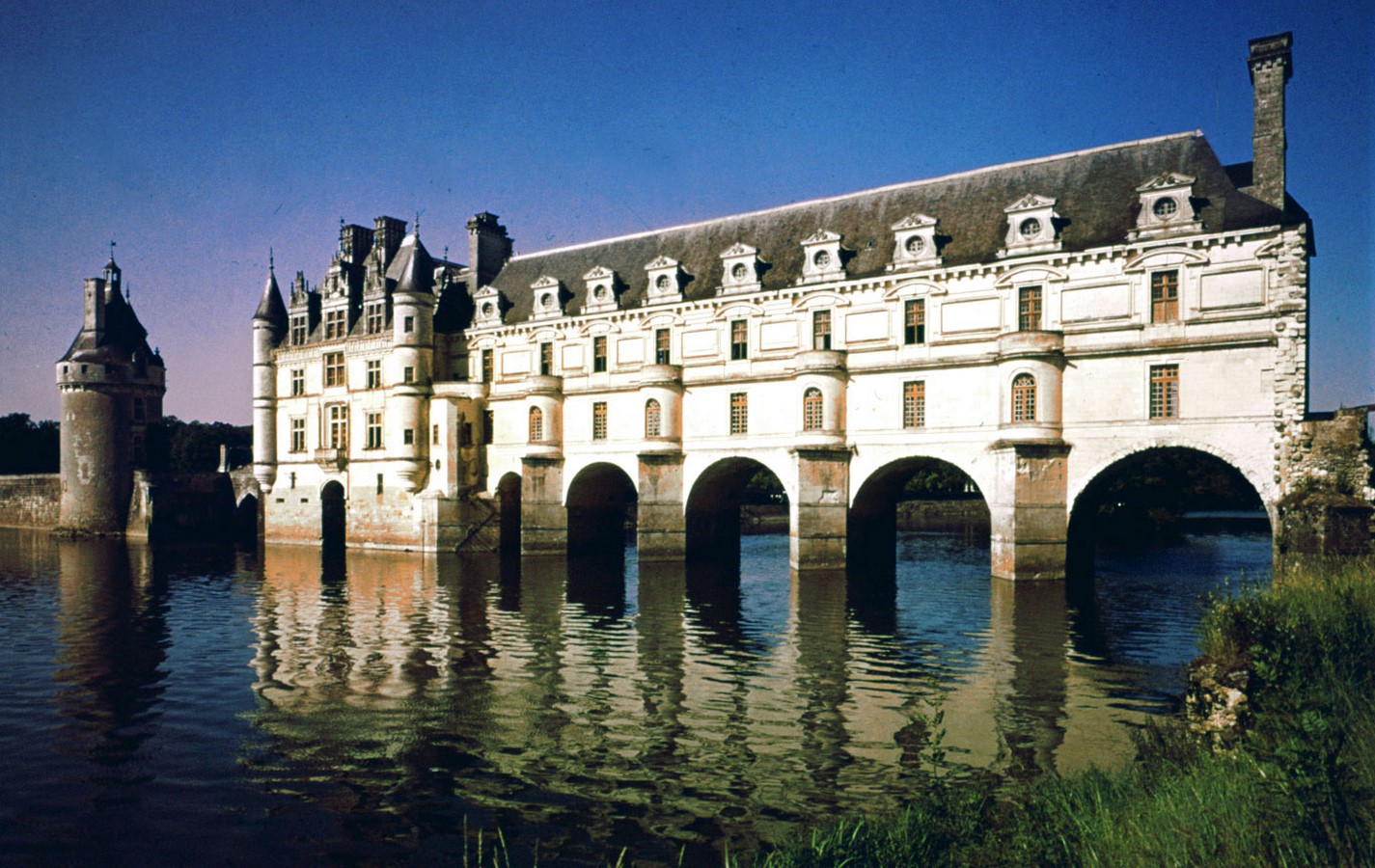 Architectural elements that depicted royalty in palaces and castles of Europe- Sheet8