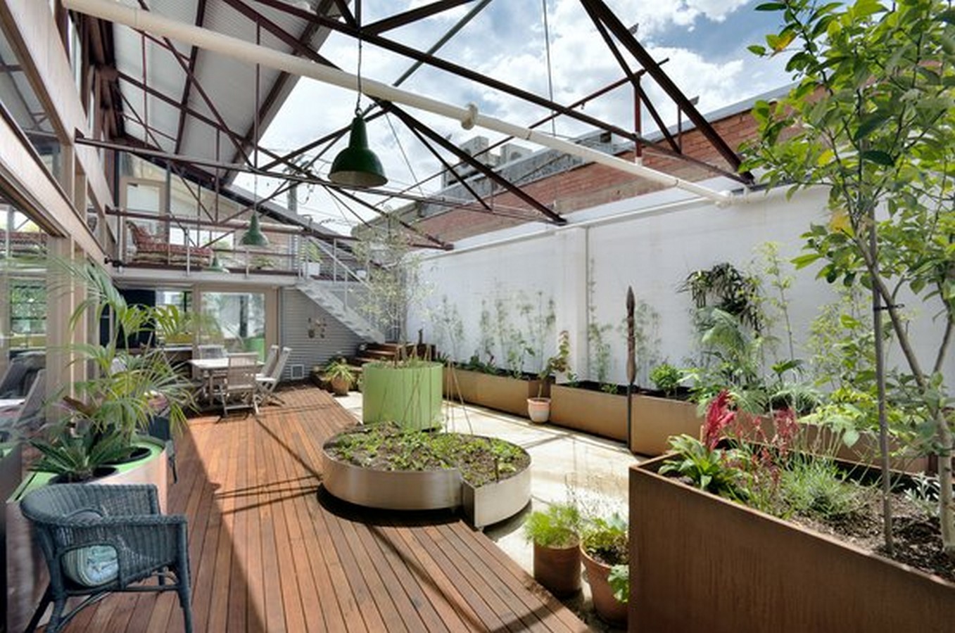 What are the challenges and problems of sustainable architecture?