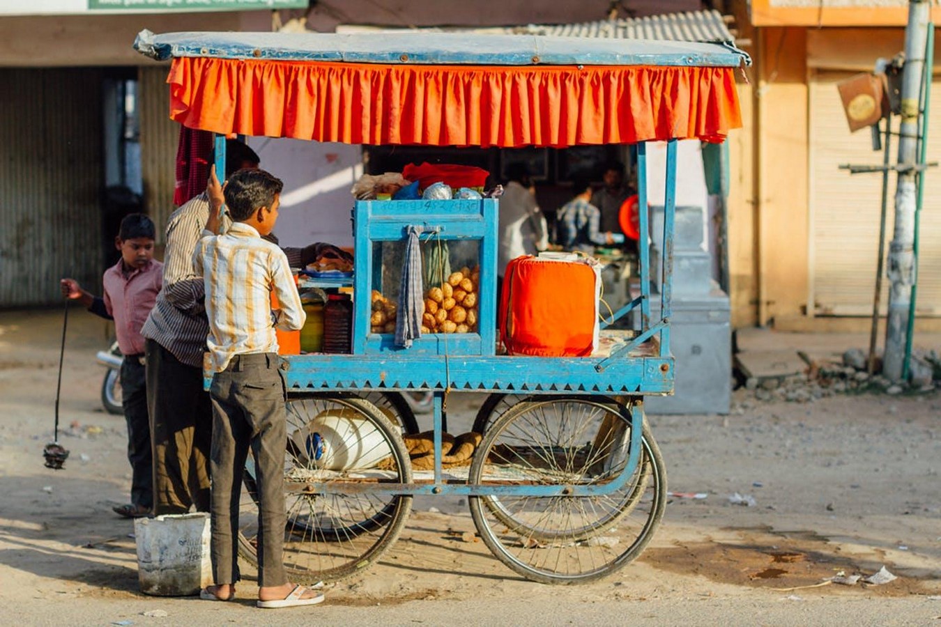 A street vendor sells food from a car. ©Adam Cohn