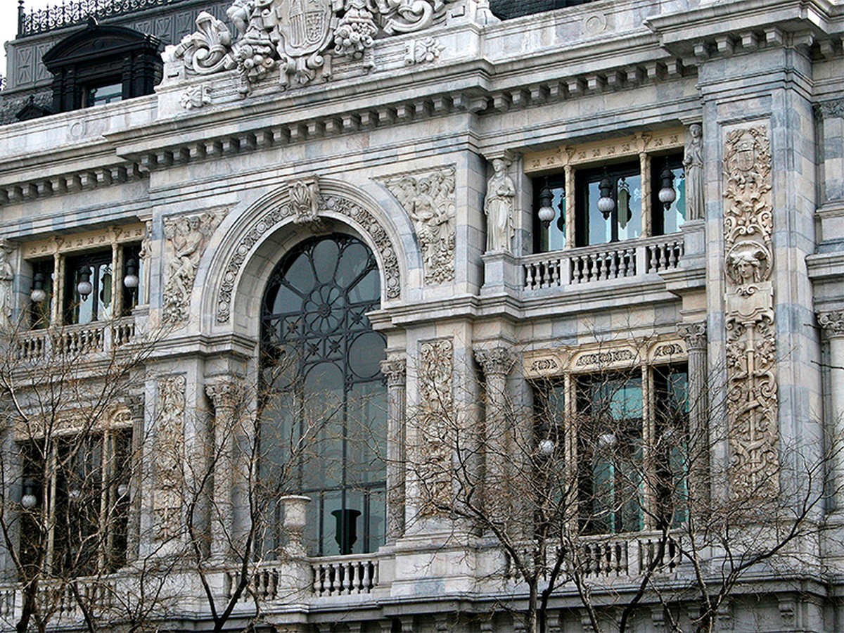 Bank of Spain went under a detailed and tactful restoration which consisted of galvanizing cornices and cautious repairing of lighting and wiring along the facades <span style=