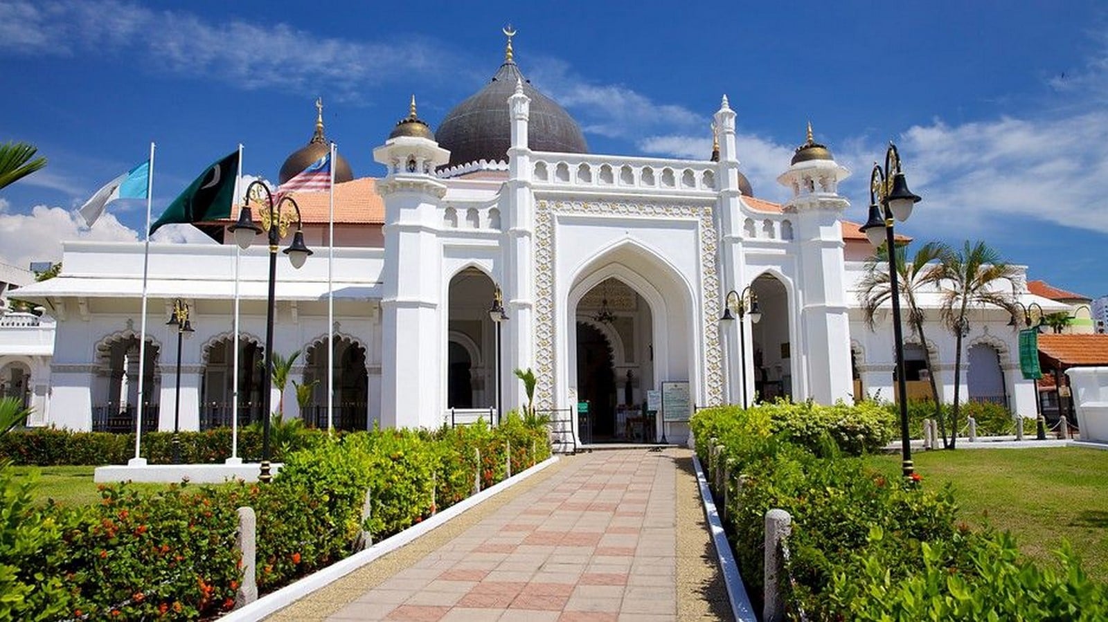 Entrance to the mosque © Photograph by Itc.gov.my