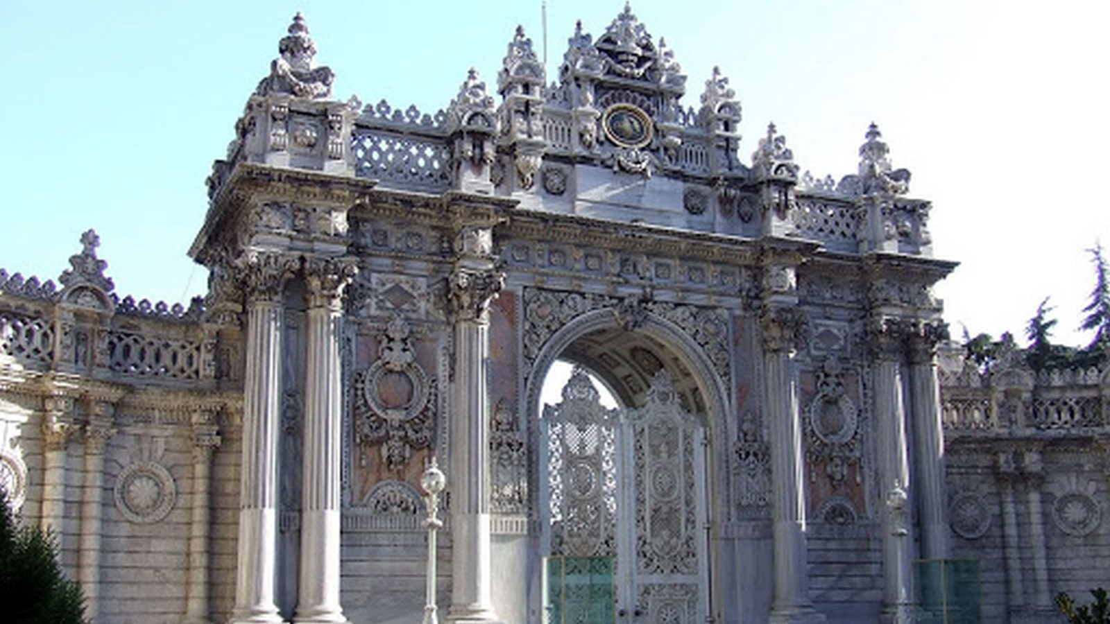 Dolmabahçe Palace by Mihran Mesrobian: The flamboyant Palace - Sheet4