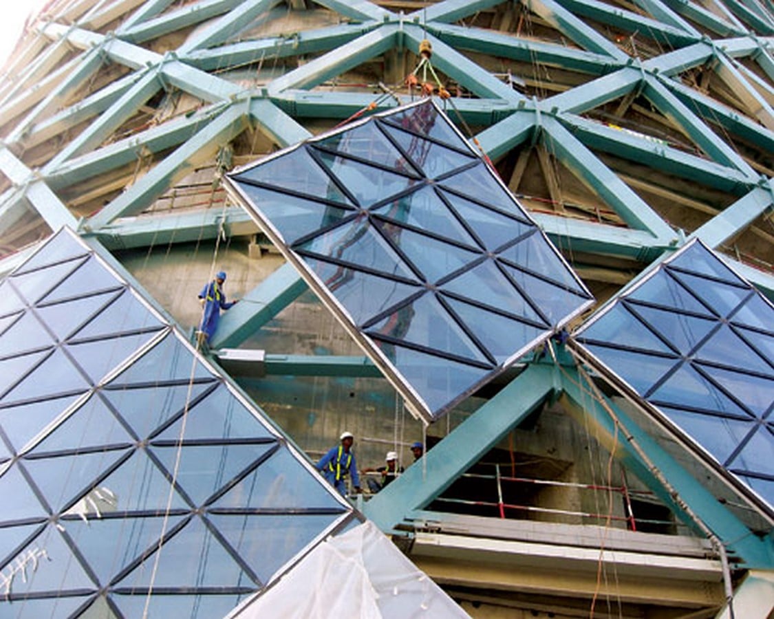 Curtain wall being installed on the external diagrid ©www.enr.com
