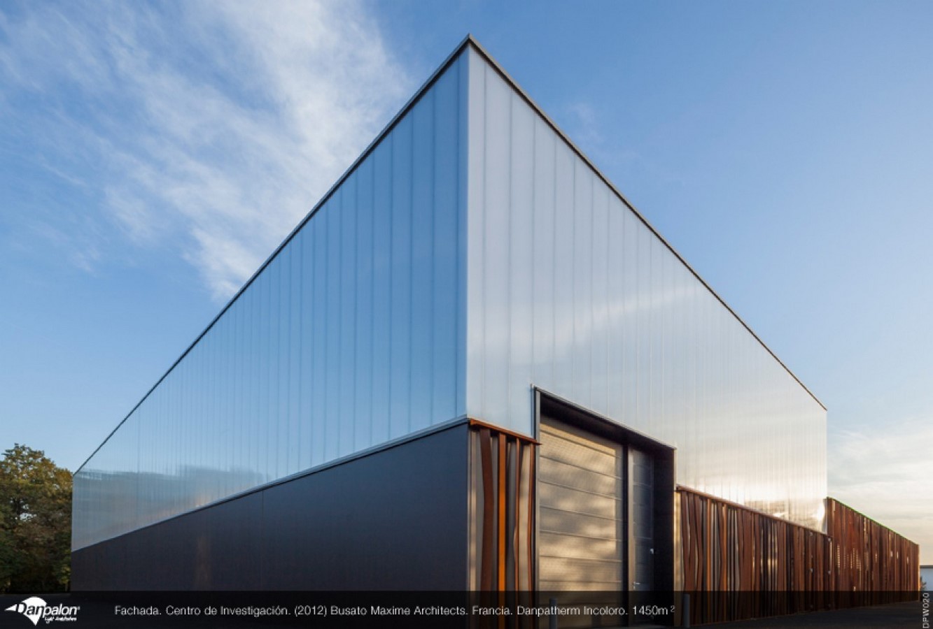 <span style="font-weight: 400;">Translucent Façade on Upper Face ©</span><span style="font-weight: 400;">www.archdaily.com</span>