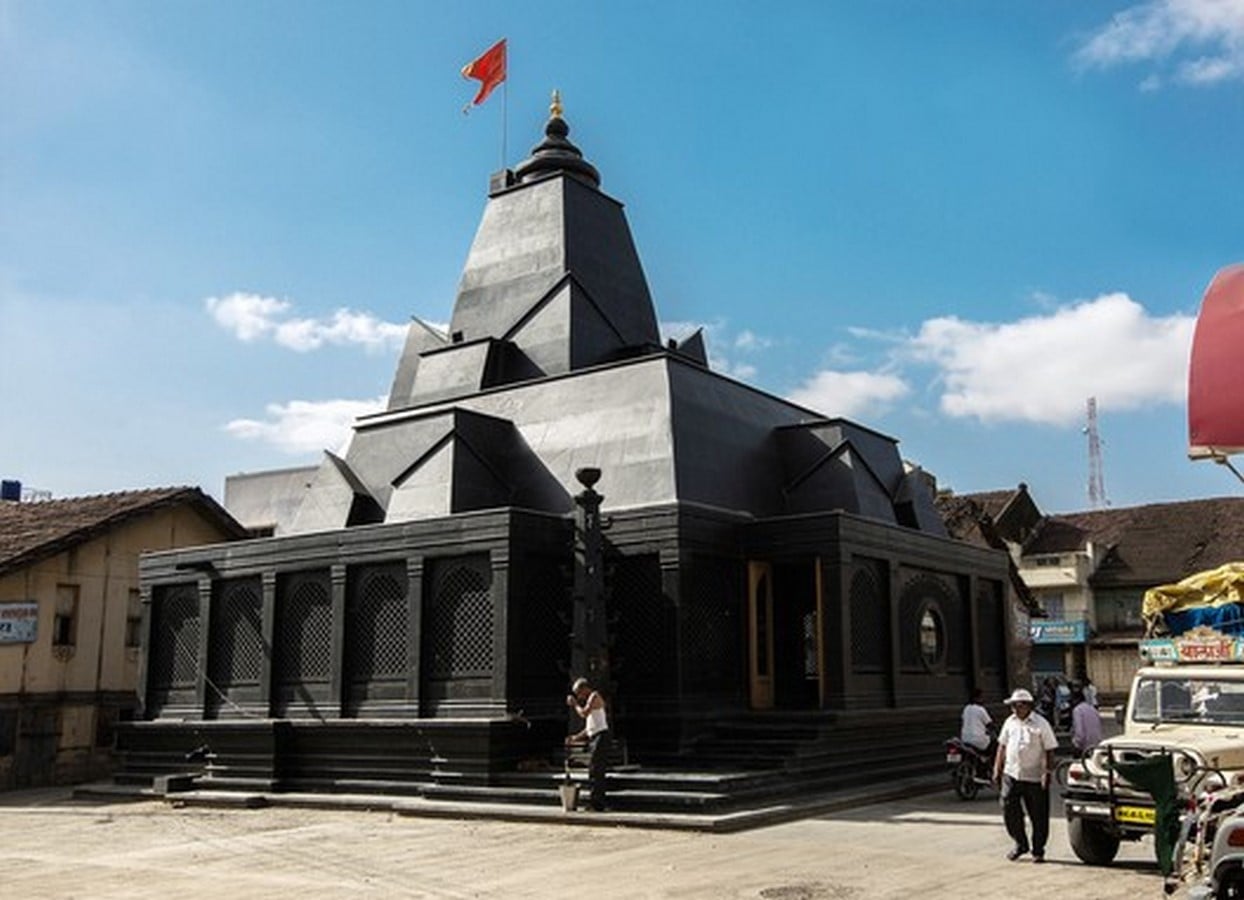 They design the temple elevation with stepped progression to scale down the monumentality of temple structure in the complex © Vikrant Dashputre