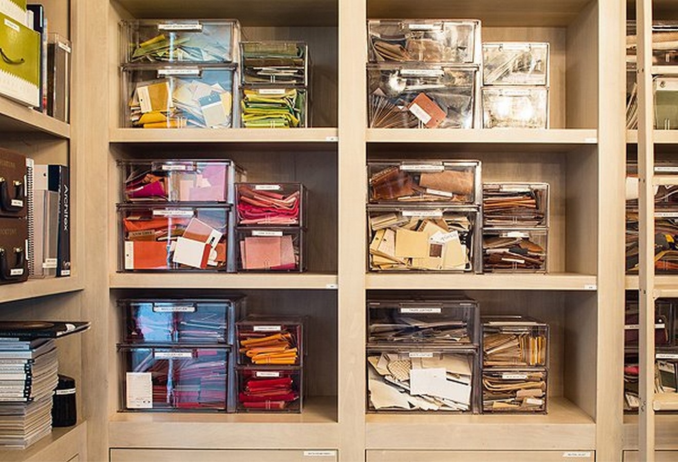 A photograph showing how organised Kelly Wearstler’s Interior Design Studio is © www.onekingslane.com