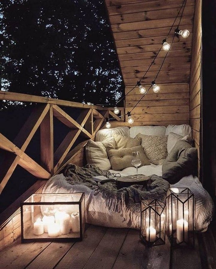 Daybed/ Pillows