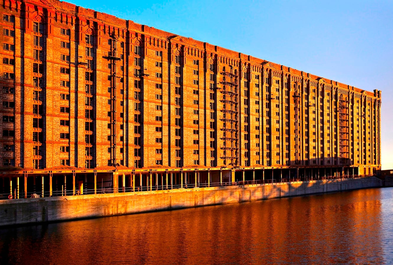 Stanley Dock Tobacco Warehouse by Anthony George Lyster: World's largest  brick warehouse - RTF