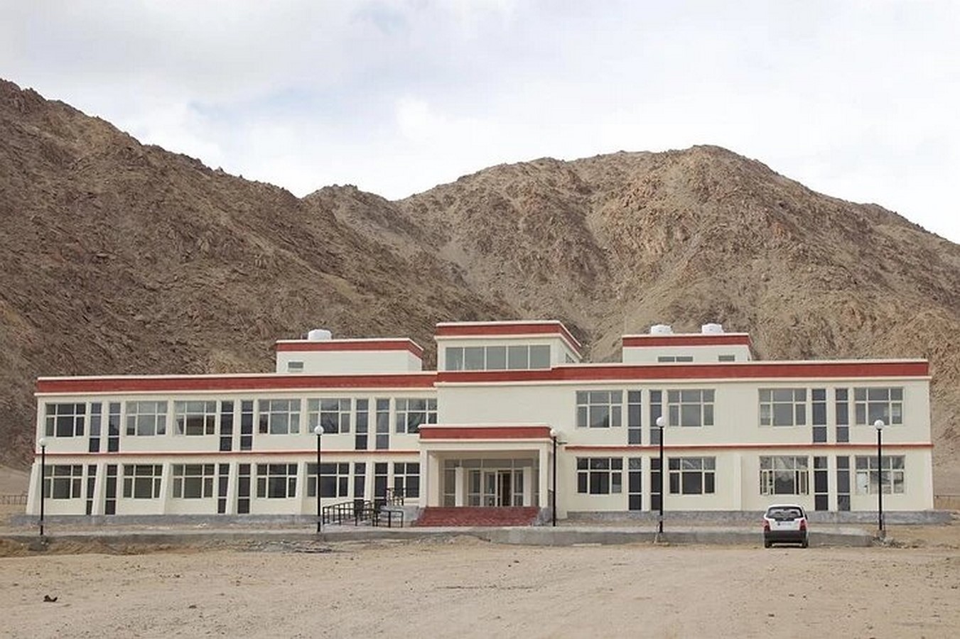<span style="font-weight: 400;">Leh Satellite Campus Copyright/source: ©</span><a href="https://ana-design.com/kashmir-university-leh-campus/"><span style="font-weight: 400;">https://ana-design.com</span></a>