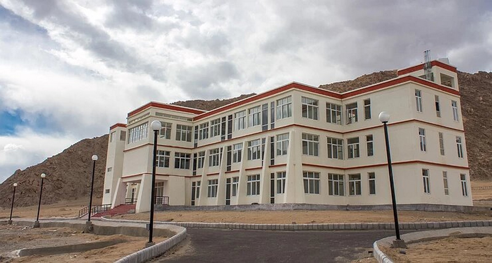 <span style="font-weight: 400;">Leh Satellite Campus Copyright/source: ©</span><span style="font-weight: 400;"><a href="https://ana-design.com/kashmir-university-leh-campus/">https://ana-design.com</a></span>
