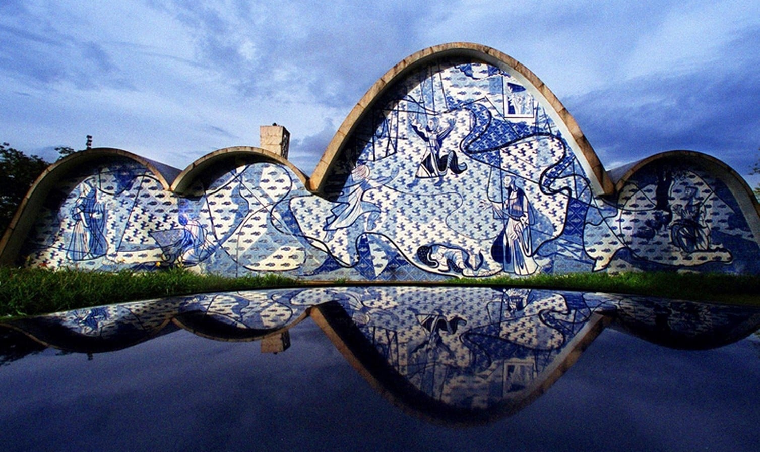 The north facade wall with the mural by Candido Portnari_revistaprojeto.com.br