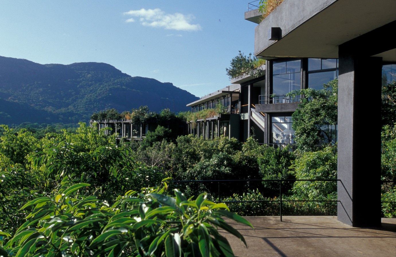 Critical Regionalism - Kandalama Hotel, Geoffrey Bawa, 1991 - Sheet4
