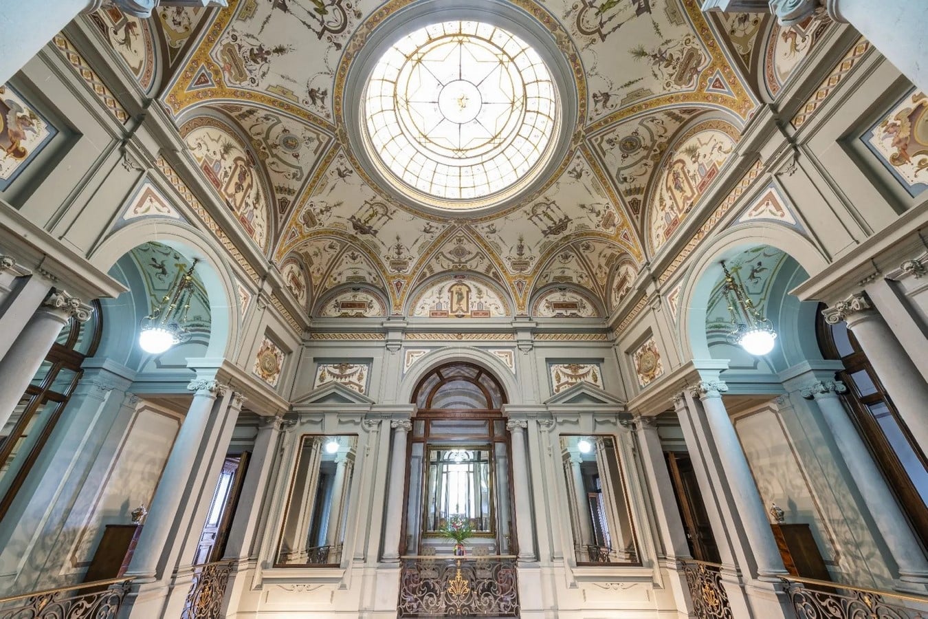 20 Examples of home with beautiful central atriums - Sheet15