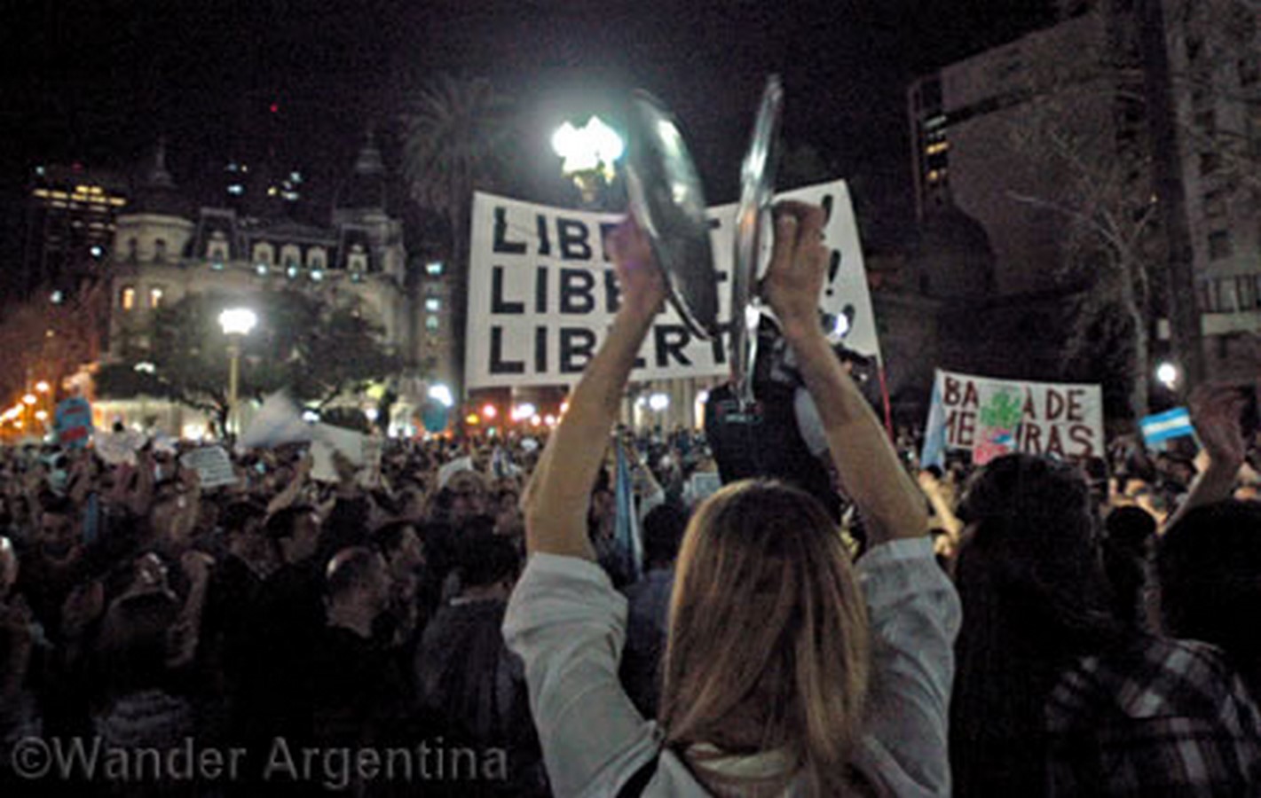 <span style="font-weight: 400;">Protestors at the Plaza. </span><i><span style="font-weight: 400;">Image source:- </span></i><span style="font-weight: 400;">©</span><span style="font-weight: 400;">https://wander-argentina.com</span>