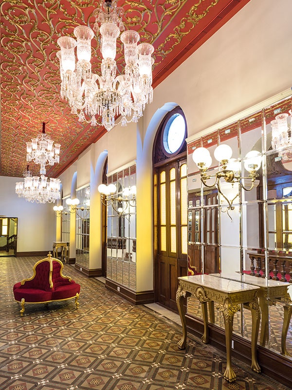Foyer of the second floor showing bevelled mirrors and gilded ceilings with foliage patterns_©architecturaldigest.in