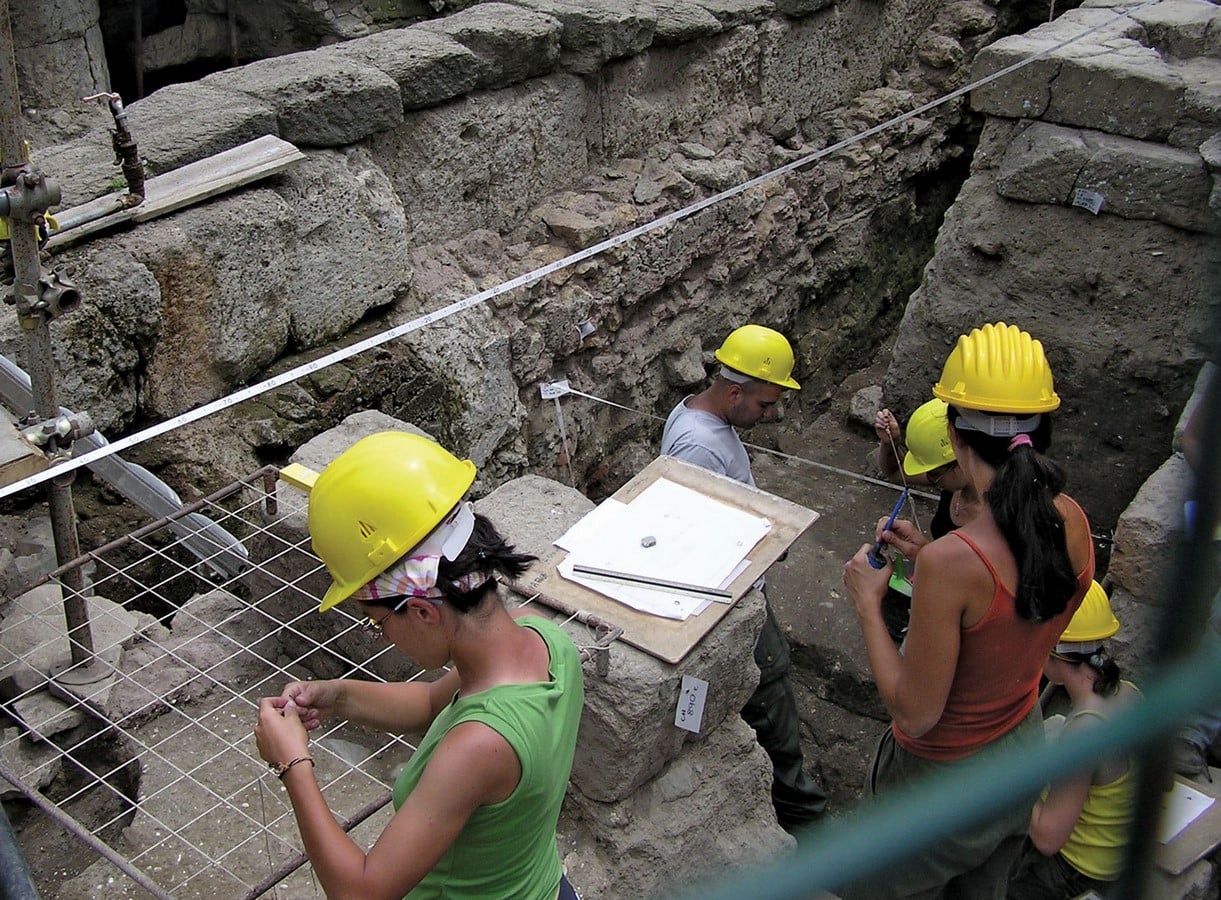 <span style="font-weight: 400;">©</span><span style="font-weight: 400;">www.britannica.com/topic/Roman-Forum</span>