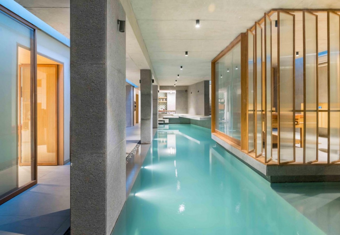 Swimming pool in a spa_©www.archdaily.com