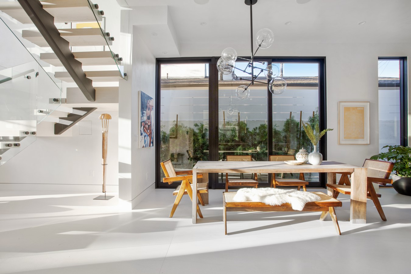 Project Name: Milwood Avenue Studio Name: Mayes Office Project size: 3757 ft2 Site size: 4264 ft2 Completion date: 2019 Building levels: 2 Location: Venice Beach, California, United States Photography: Virtually Here Studios - Sheet10