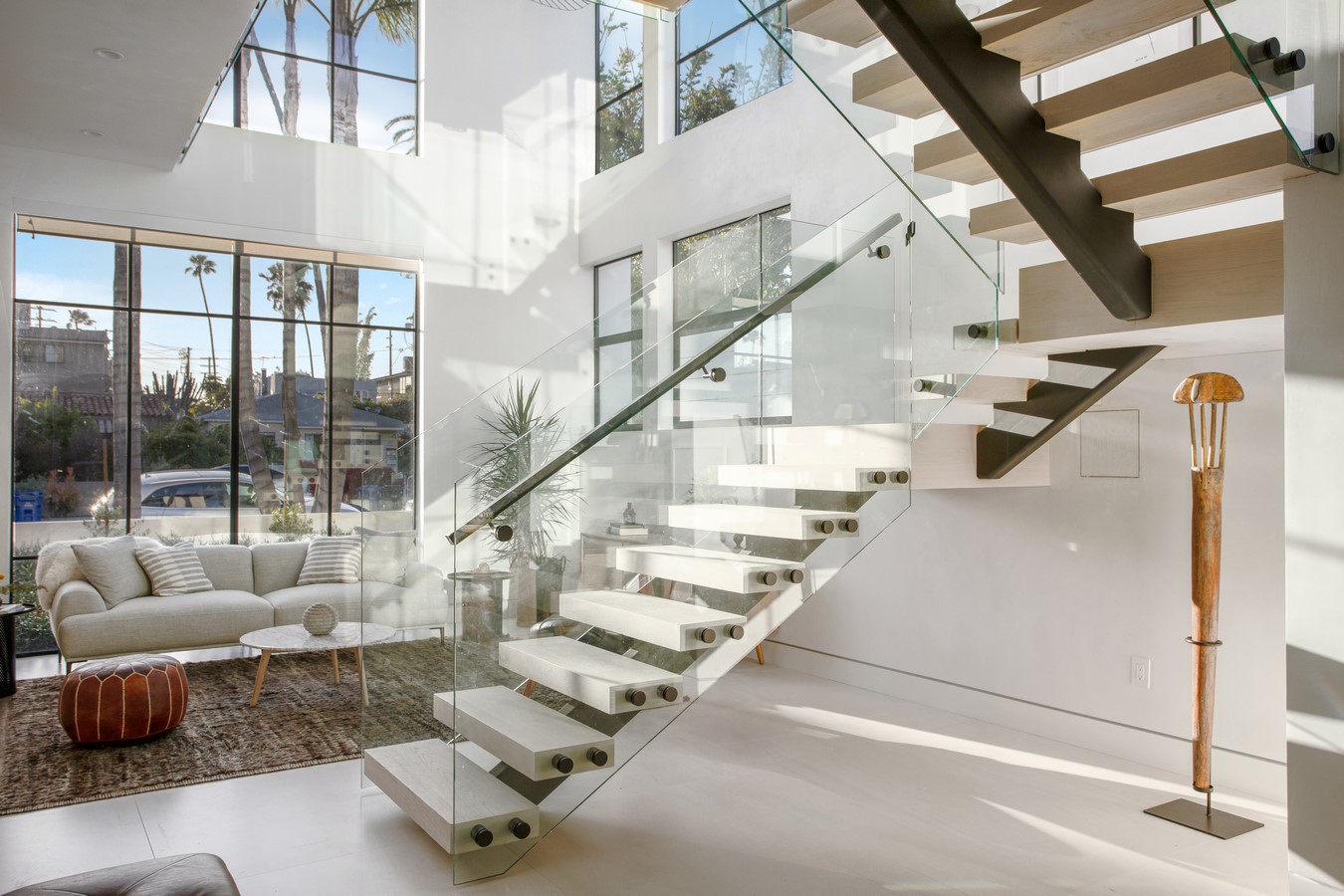 Project Name: Milwood Avenue Studio Name: Mayes Office Project size: 3757 ft2 Site size: 4264 ft2 Completion date: 2019 Building levels: 2 Location: Venice Beach, California, United States Photography: Virtually Here Studios - Sheet11