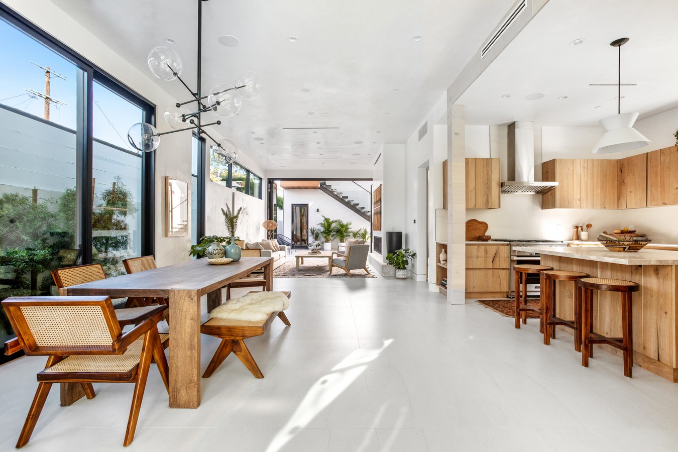 Project Name: Milwood Avenue Studio Name: Mayes Office Project size: 3757 ft2 Site size: 4264 ft2 Completion date: 2019 Building levels: 2 Location: Venice Beach, California, United States Photography: Virtually Here Studios - Sheet15