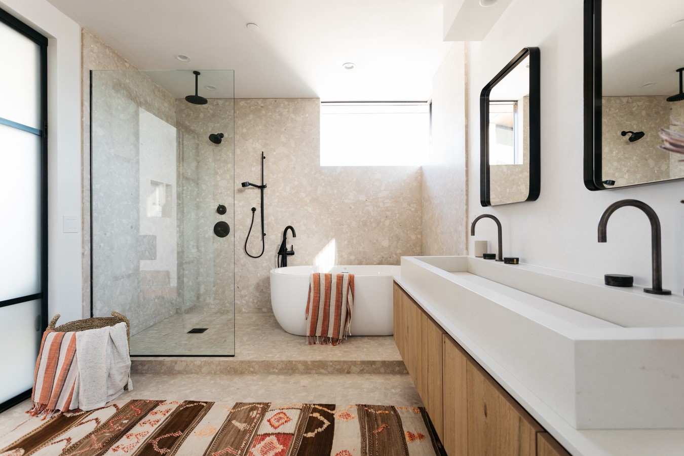 Project Name: Milwood Avenue Studio Name: Mayes Office Project size: 3757 ft2 Site size: 4264 ft2 Completion date: 2019 Building levels: 2 Location: Venice Beach, California, United States Photography: Virtually Here Studios - Sheet4