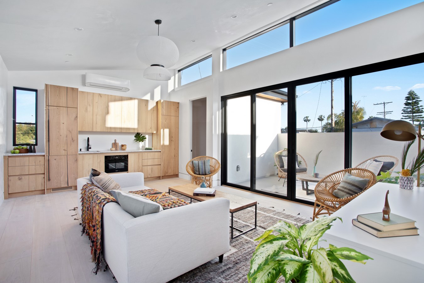 Project Name: Milwood Avenue Studio Name: Mayes Office Project size: 3757 ft2 Site size: 4264 ft2 Completion date: 2019 Building levels: 2 Location: Venice Beach, California, United States Photography: Virtually Here Studios - Sheet9