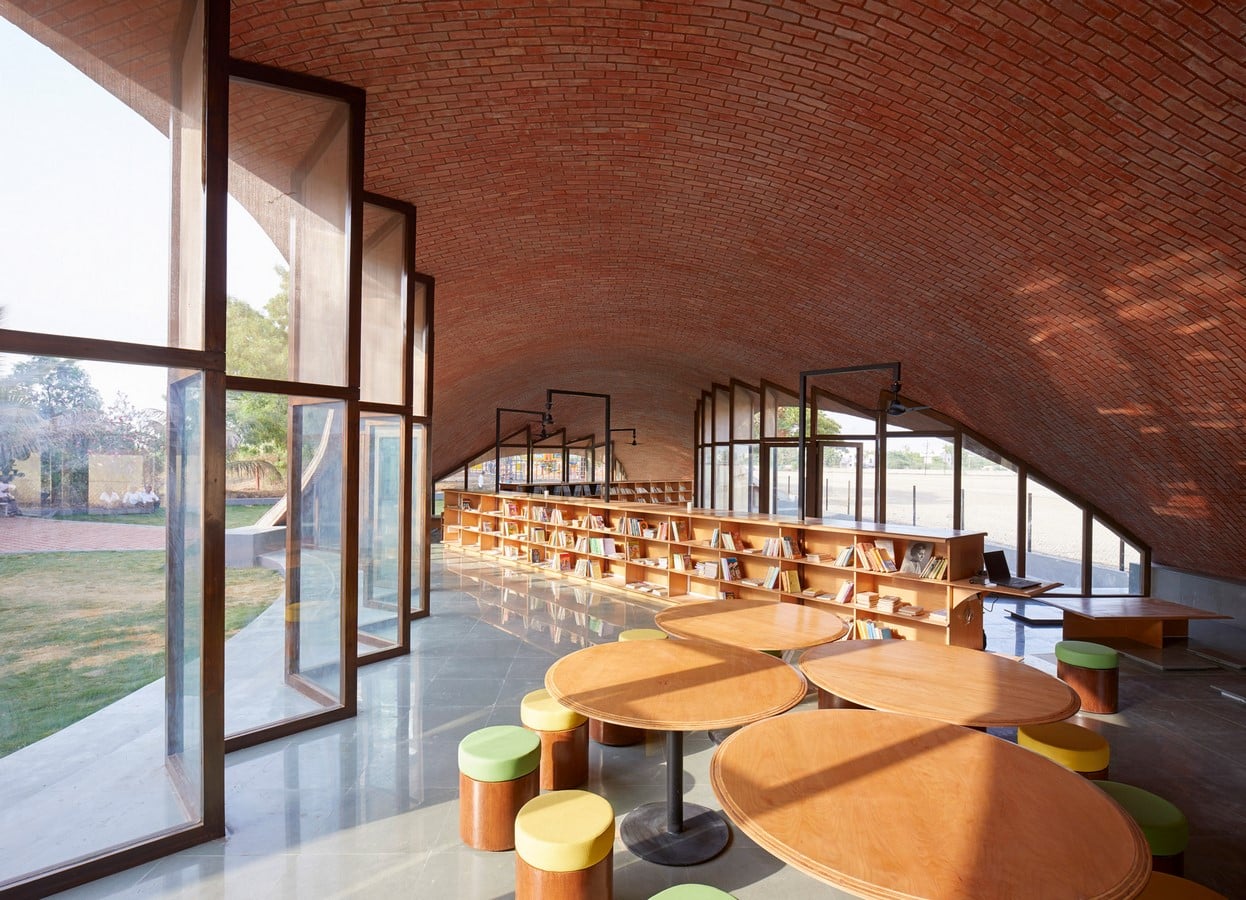 15 Examples of Vaulted Ceilings in modern context