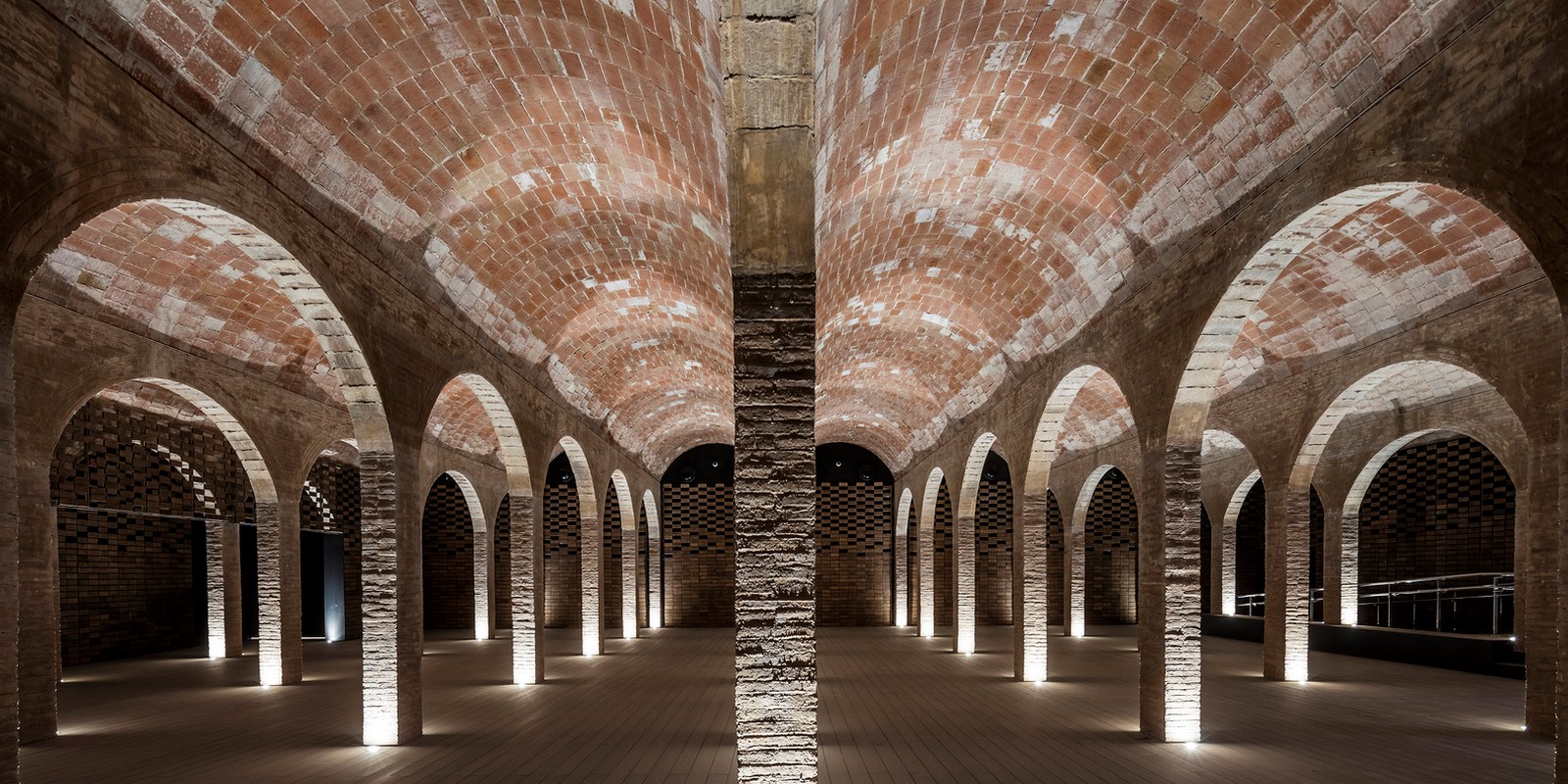 15 Examples of Vaulted Ceilings in modern context