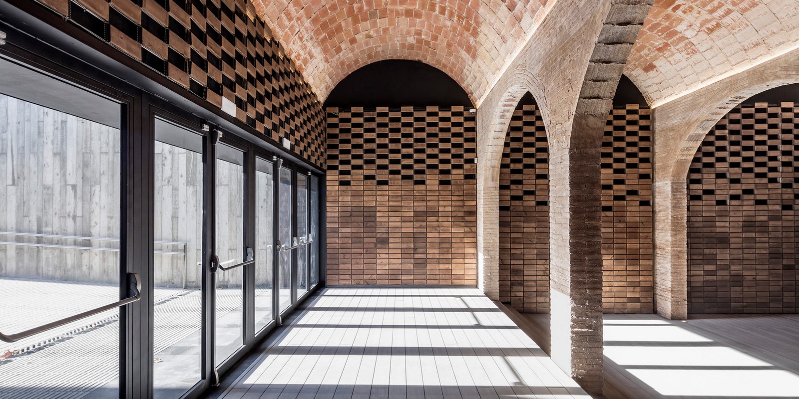15 Examples of Vaulted Ceilings in modern context