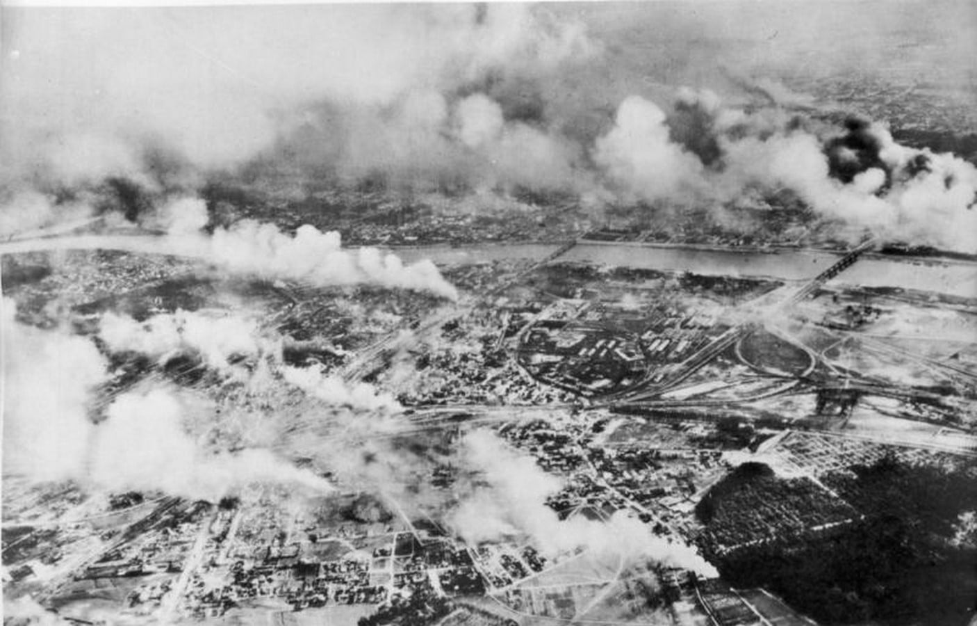 <span style="font-weight: 400;">Aerial Bombing of Warsaw in World War II. ©Wikimedia Commons</span>