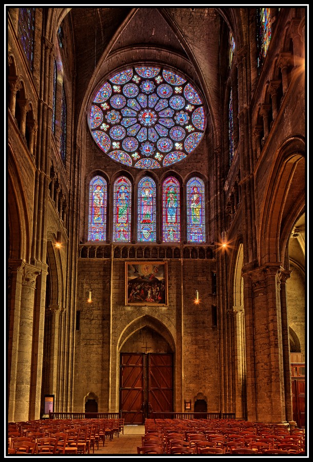Rose window in Chartres Cathédrale(High Gothic)_en.wikipedia.org