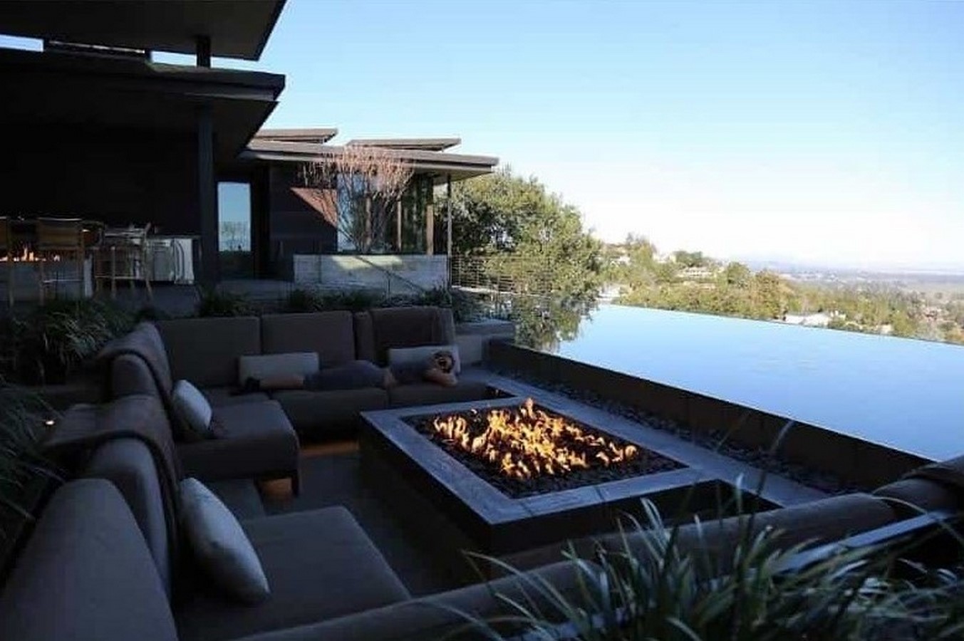 30 beautiful pools in celebrity houses