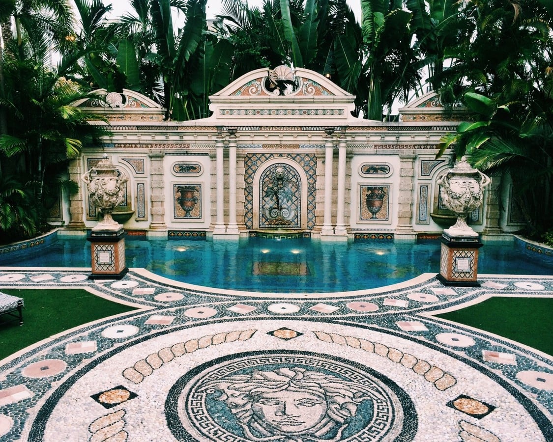 30 beautiful pools in celebrity houses