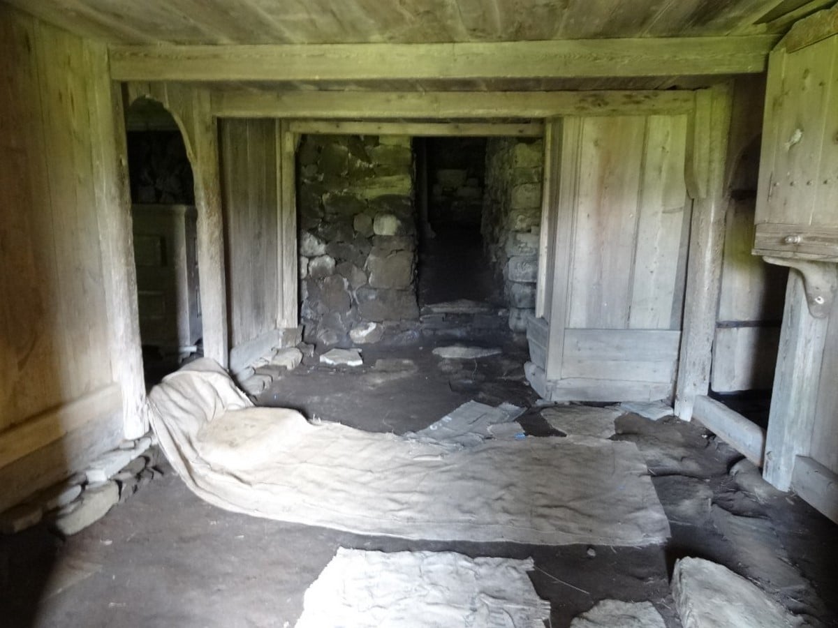 <span style="font-weight: 400;">Interiors of Turf Houses_©fieldstudyoftheworld.com.</span>