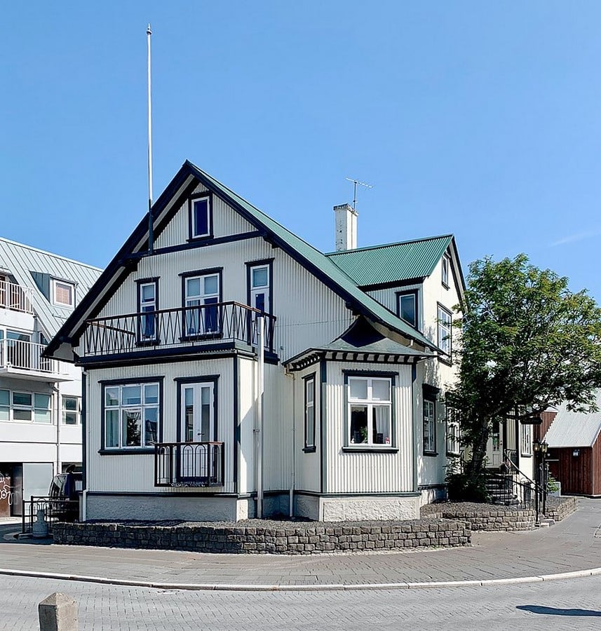 <span style="font-weight: 400;">House in Reykjavik showing use of corrugated metal_©en.wikipedia.org.</span>