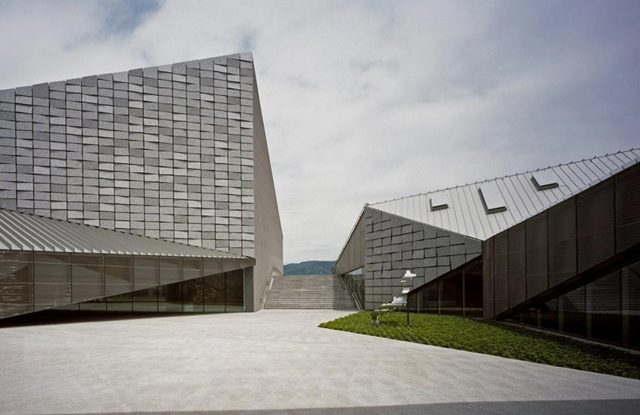 10 Examples where Origami meets Architecture