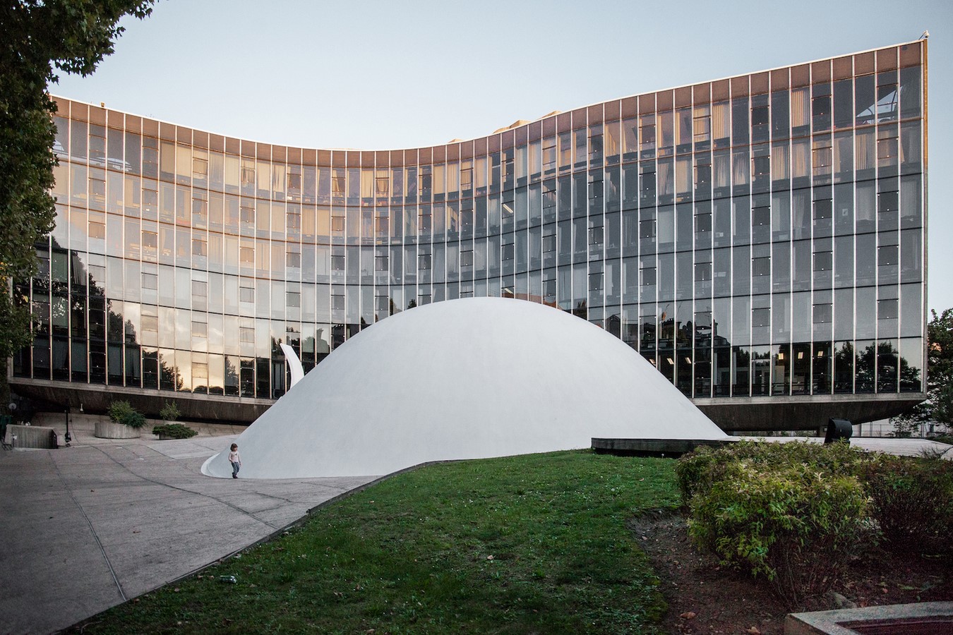 French Communist Party Headquarters by Oscar Niemeyer: Along with the City - Sheet2