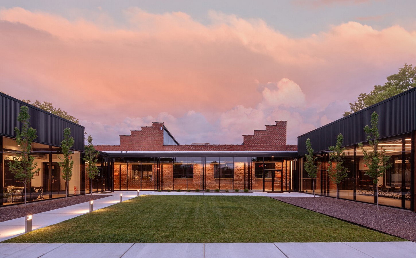 <span style="font-weight: 400;">Mademan Design – 3</span><span style="font-weight: 400;">rd</span><span style="font-weight: 400;"> Degree Glass Factory, Missouri © www.mademandesign.com</span>