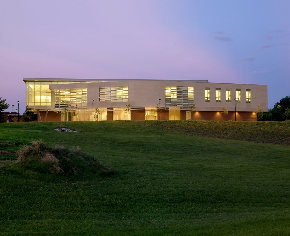 <span style="font-weight: 400;">Trivers - Southern Illinois University Art & Design Building Expansion Edwardsville, Illinois © www.trivers.com/</span>