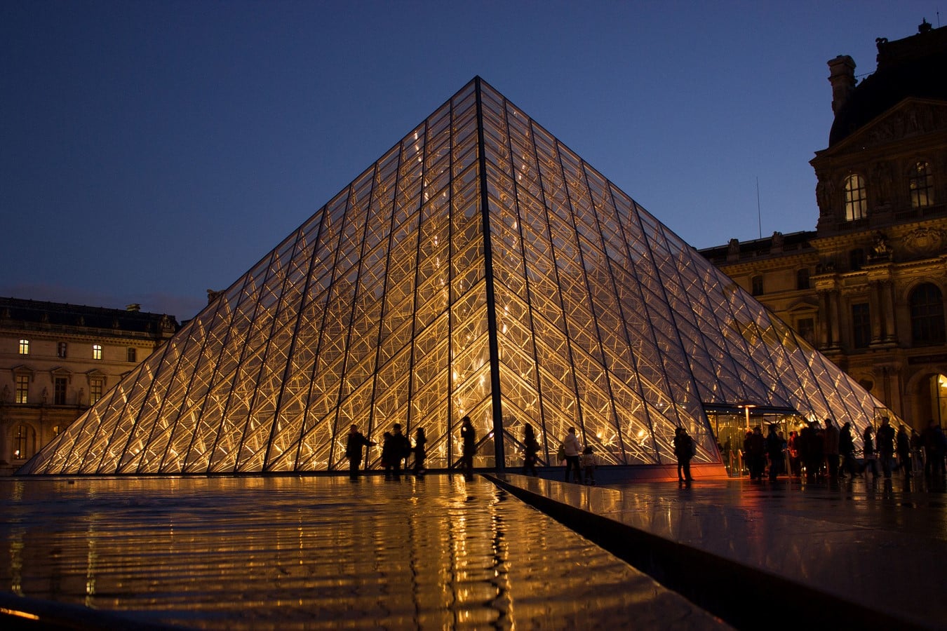 15 Iconic Glass buildings around the world - Sheet11