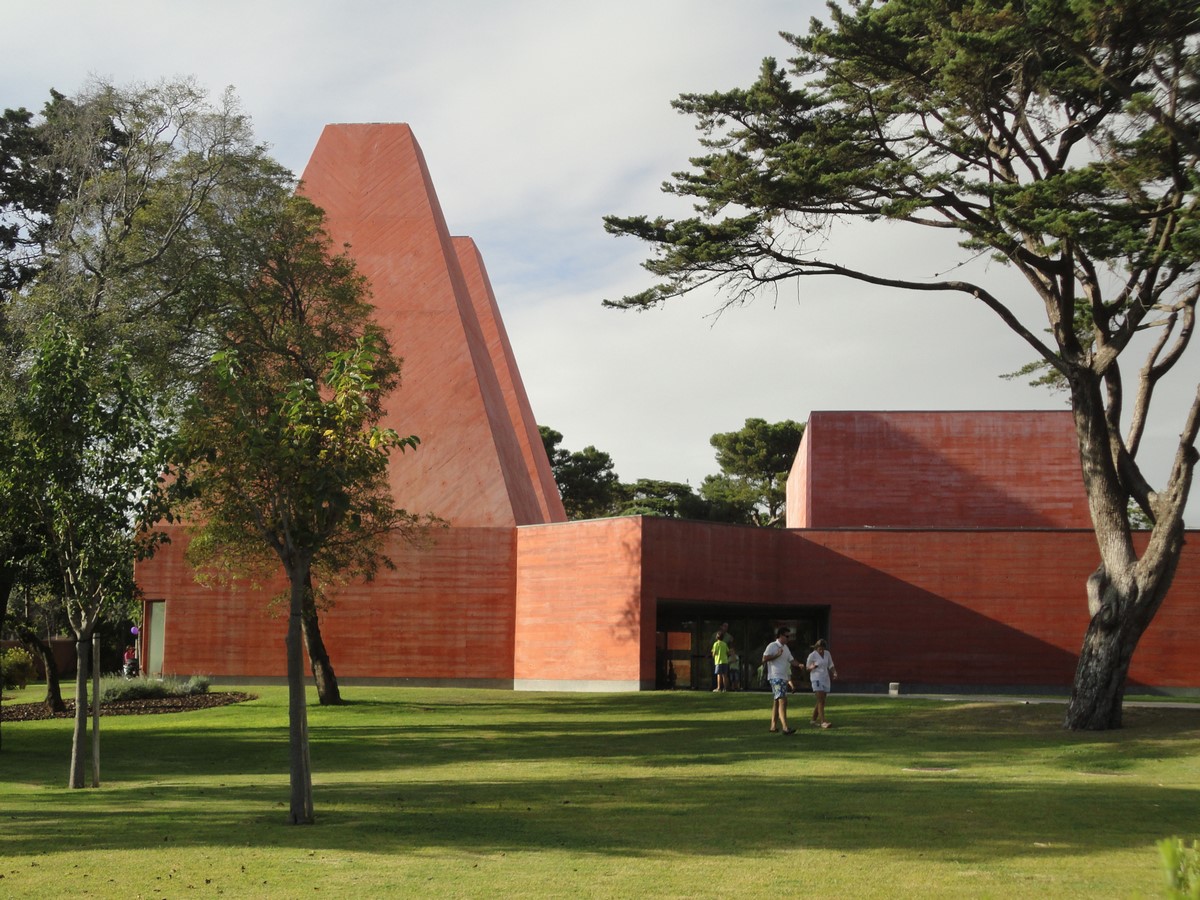 Red Facade of Paula Rego Museum_Wikipedia