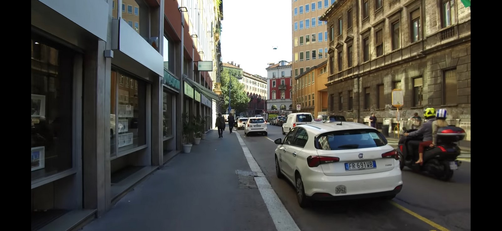 View of a street and a different coloured building revealing itself as you move closer _© www.youtube.com