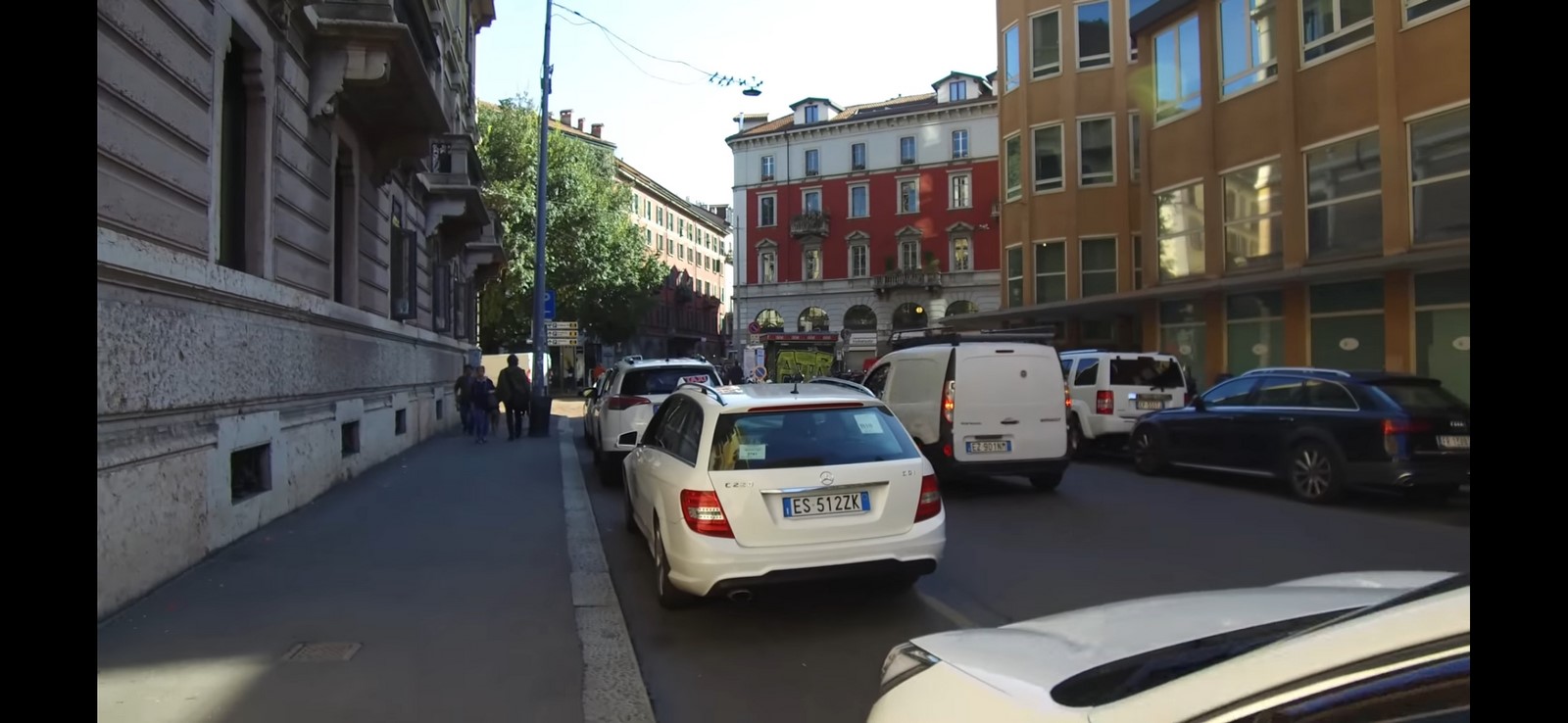 View of a street and a different coloured building revealing itself as you move closer _© www.youtube.com