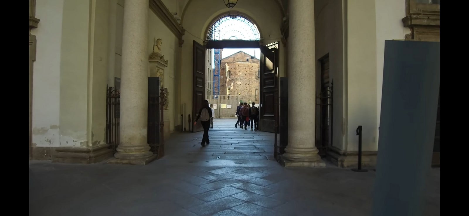 Arches and openings showing glimpses of other streets or monuments _© www.youtube.com